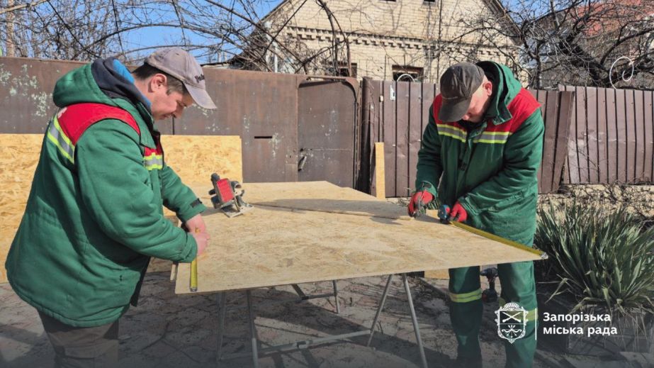 Девять домов получили повреждения: в Запорожье устраняют последствия атаки