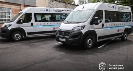 Запорізькі лікарні отримали дві автівки для паліативної допомоги "важким" пацієнтам