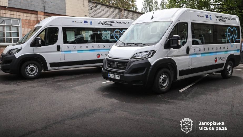 Запорожские больницы получили два автомобиля для паллиативной помощи "тяжелым" пациентам