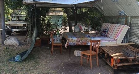 Часть двора превратили в частную "зону отдыха" в Запорожье