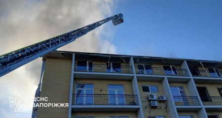Будинки й ангари горіли після обстрілів у Запоріжжі &ndash; кадри