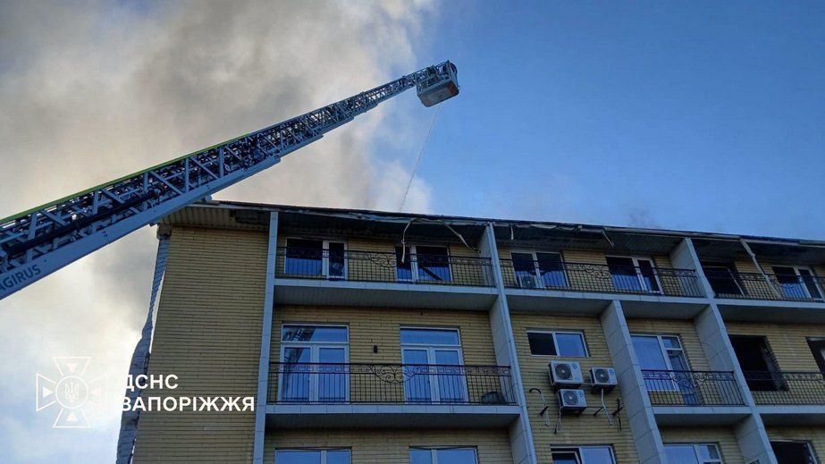 Будинки й ангари горіли після обстрілів у Запоріжжі