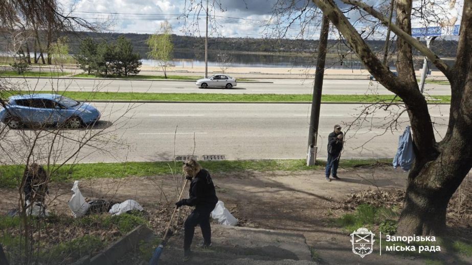 Чистый четверг в Запорожье: сотня волонтеров очистили от мусора Набережную