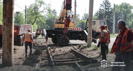 Ремонт на Калібровій: у Запоріжжі капітально оновлюють ще один трамвайний переїзд