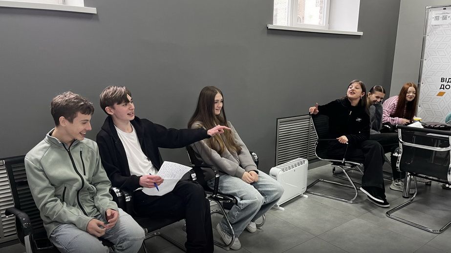 У Запоріжжі провели симуляцію переговорного процесу для школярів
