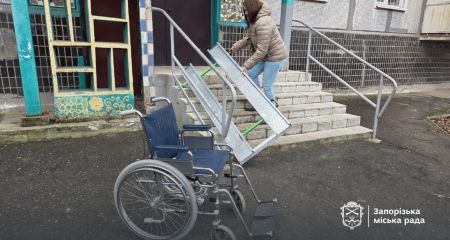Сучасні пандуси облаштували у багатоповерхівці для маломобільного запоріжця