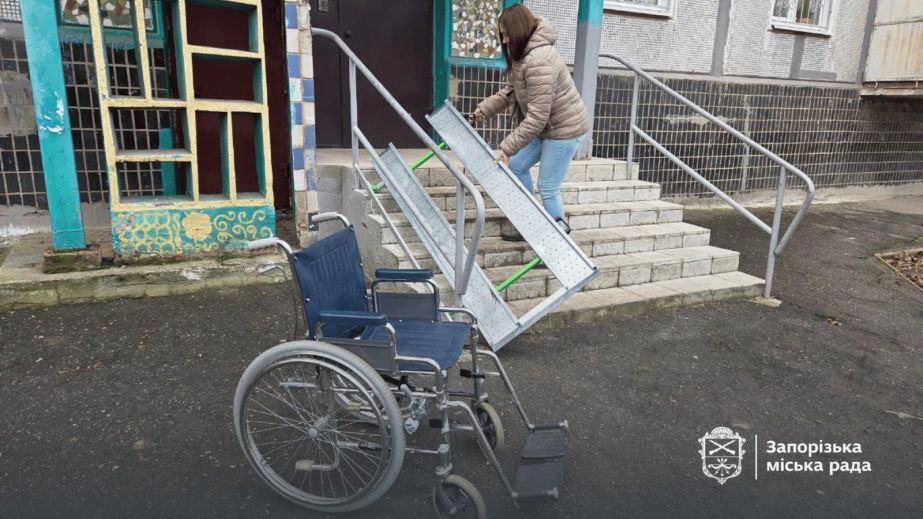 Безбар&rsquo;єрність: сучасними пандусами облаштували запорізьку багатоповерхівку