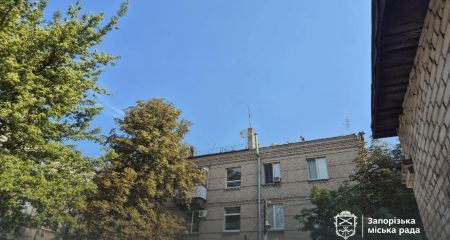 На бульварі Шевченка в Запоріжжі ремонтують дах у двічі пошкодженому будинку