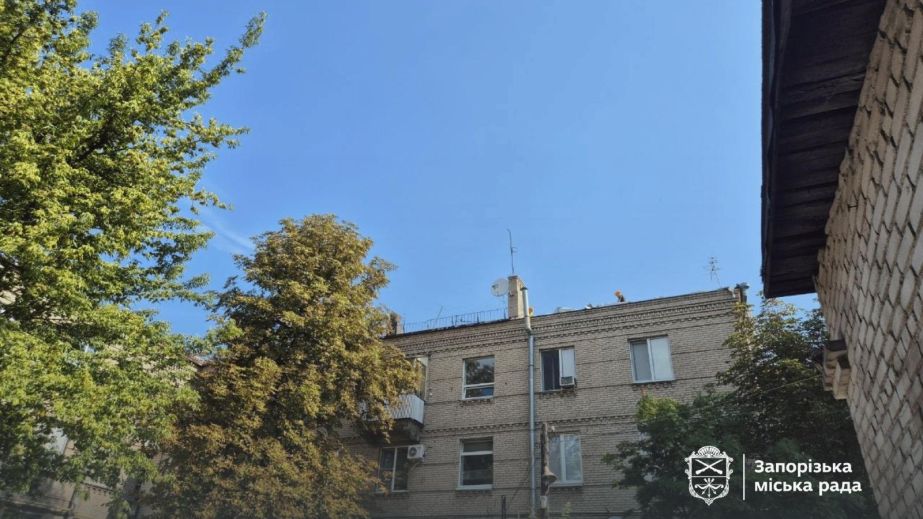 На бульварі Шевченка в Запоріжжі ремонтують дах у двічі пошкодженому будинку