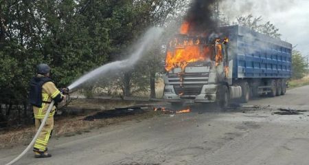 Будинки й автомобілі горіли після обстрілів під Запоріжжям