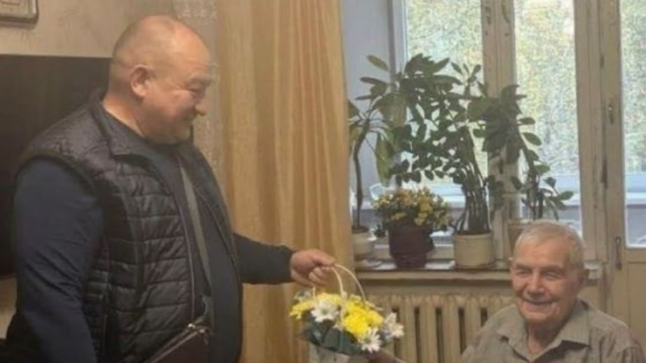 Запоріжцю виповнилося 100 років: довгожителя привітали з ювілеєм