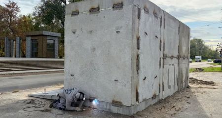 Поблизу одного з парків Запоріжжя монтують укриття &ndash; кадри
