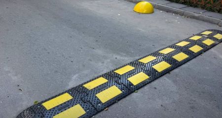 Запоріжці встановили у своєму дворі обмежувачі швидкості для авто