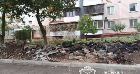 Двор запорожской многоэтажки завалили строительными отходами