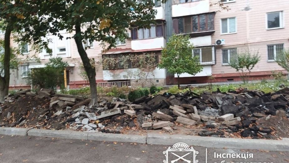 Двор запорожской многоэтажки завалили строительными отходами