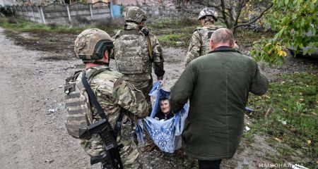 Трех человек и покинутую овчарку эвакуировали из Камышевахи на Запорожье