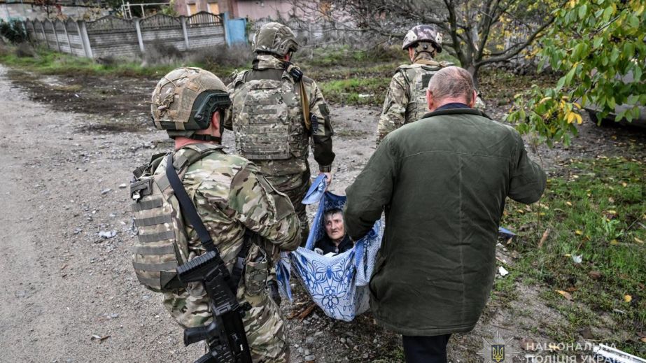 Трех человек и покинутую овчарку эвакуировали из Камышевахи на Запорожье