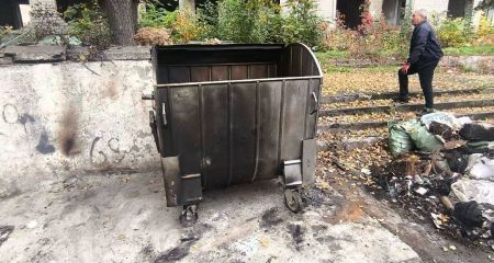 Обгорілі сміттєві баки: у громаді на Запоріжжі пригрозили штрафами