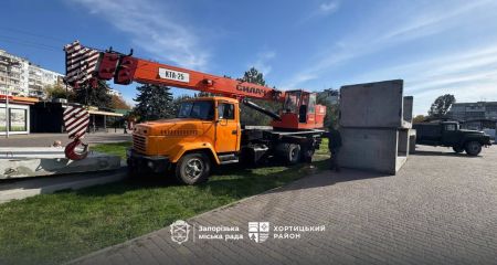 В Запорожье рядом с остановкой и парком монтируют укрытие