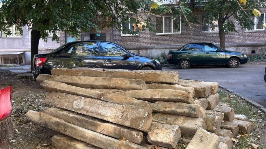 Старыми бетонными конструкциями захламили двор в Запорожье