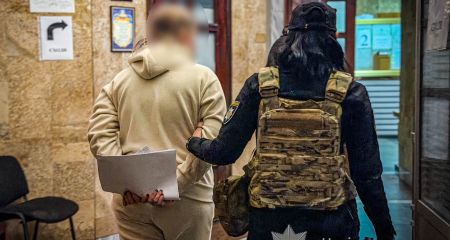 Продавала психотропи з рук у руки: у Запоріжжі підозрюють жінку
