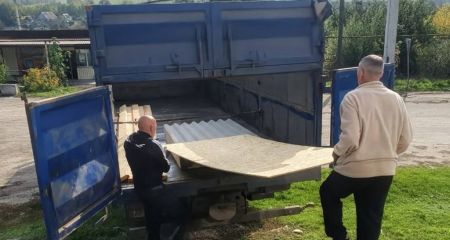 Побитые обстрелами дома восстанавливают в селе Хортица под Запорожьем