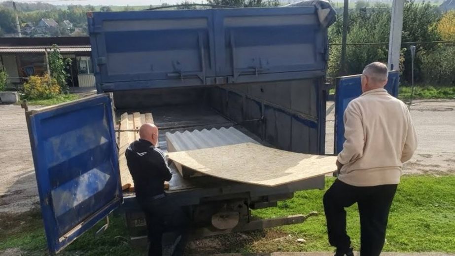 Побиті обстрілами будинки відновлюють в селі Хортиця під Запоріжжям
