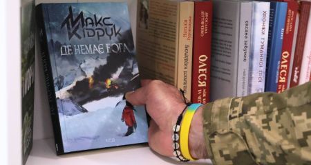 У лікарні Запоріжжя відкрили ще одну "Книжкову поличку для військових"