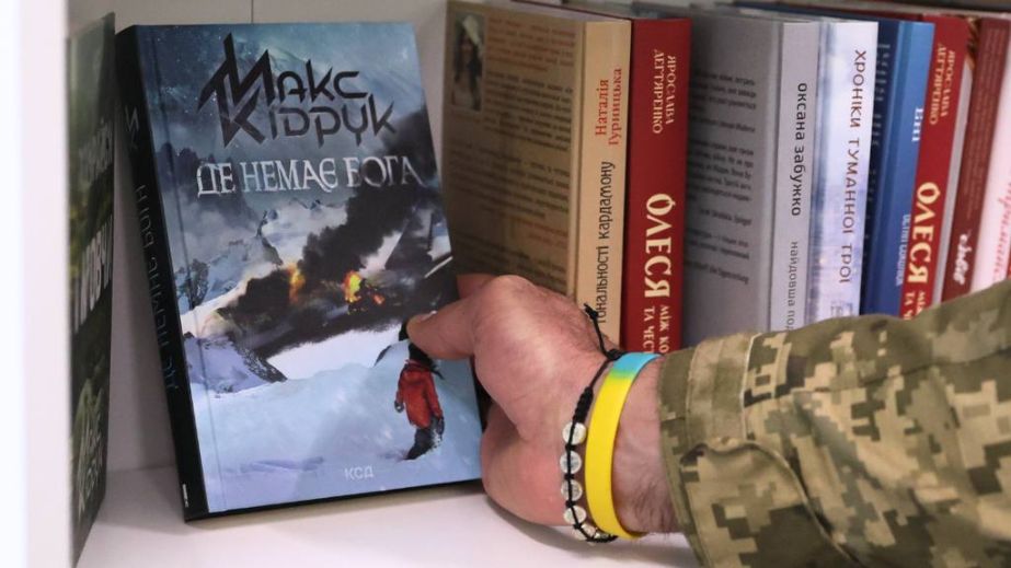 У лікарні Запоріжжя відкрили ще одну "Книжкову поличку для військових"