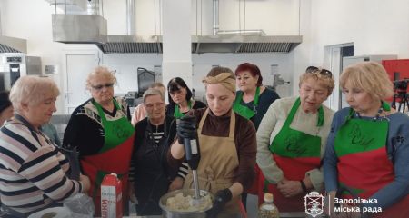 Для людей старшого віку влаштували кулінарний майстер-клас &ndash; кадри