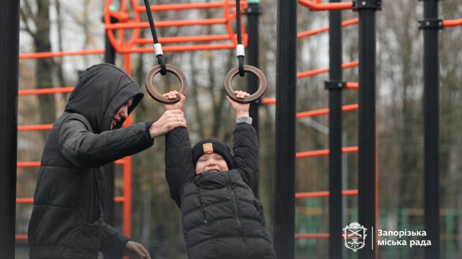 Сучасний спортмайданчик із зоною для воркауту відкрили у Запоріжжі – кадри