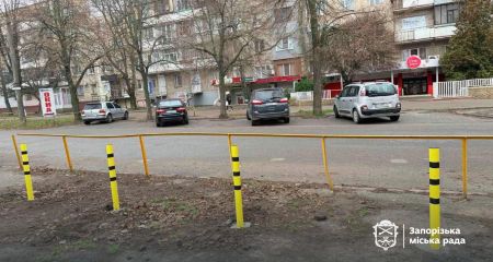 Ремонт тротуара и борьбу с парковкой проводят в одном из районов Запорожья