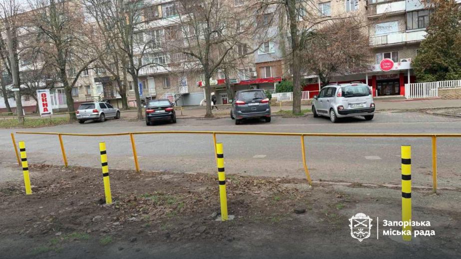 Ремонт тротуара и борьбу с парковкой проводят в одном из районов Запорожья