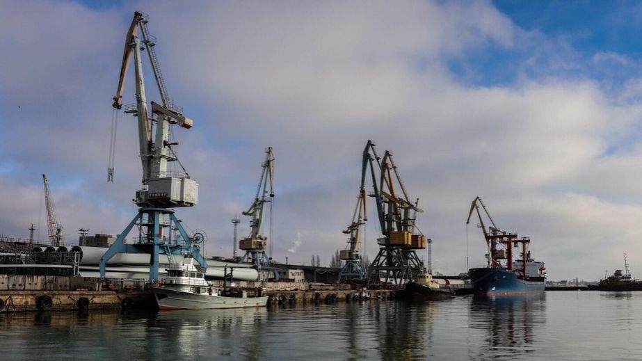 РФ краде українське зерно та кокс через порти в Бердянську та Маріуполі