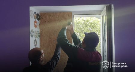 Чинят крыши, крыльца, стеклят окна: многоэтажки ремонтируют в Запорожье