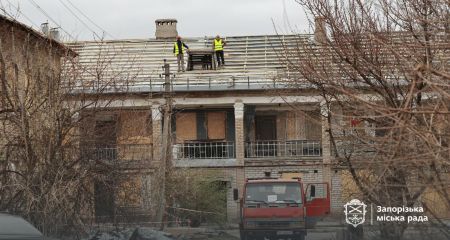 Після удару дрона в Запоріжжі капітально відновлюють двоповерхівку &ndash; коли завершать