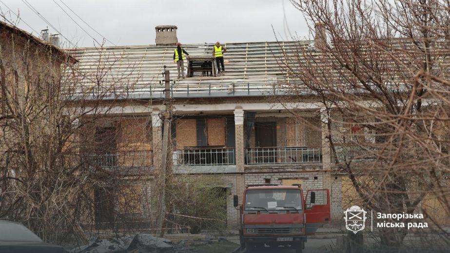 После удара дрона в Запорожье капитально восстанавливают двухэтажку &ndash; когда завершат