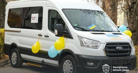 Автомобиль от немецких партнеров передали запорожскому соццентру