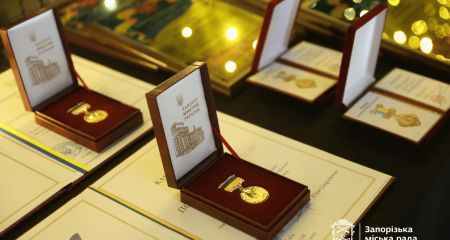 Медали и ордена вручили работникам местного самоуправления в Запорожье
