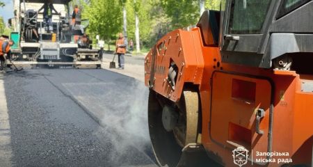 Дорогу с активным трафиком обновляют в старой части Запорожья &ndash; кадры