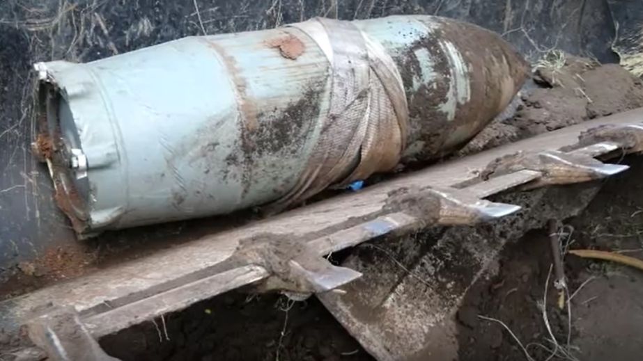 Запорожские спасатели два дня разминировали российскую авиабомбу