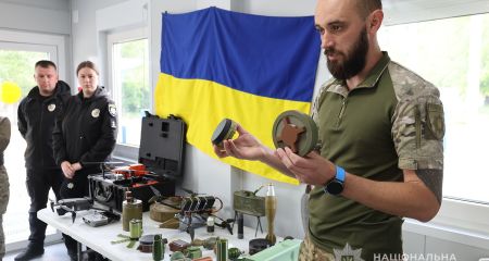 С муляжами боеприпасов и служебными собаками: познавательное мероприятие провели для запорожской молодежи полицейские