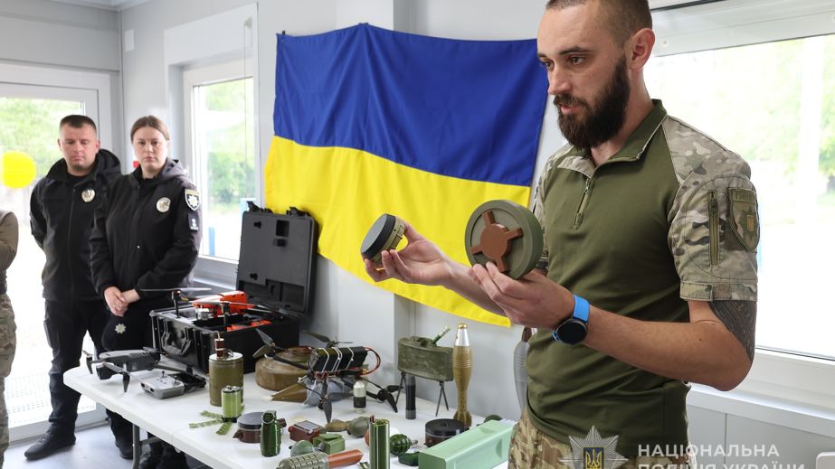 С муляжами боеприпасов и служебными собаками: познавательное мероприятие провели для запорожской молодежи полицейские