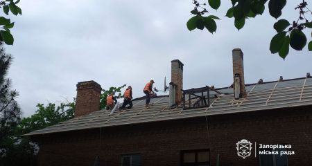 Понад 12 тис. кв.м. покрівельних робіт на будинках виконали після обстрілів працівники Запоріжремсервіса