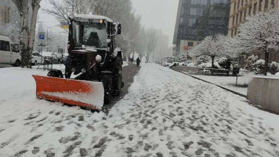 Снегопад в апреле: на дорогах Запорожья заметили снегоочистительную технику