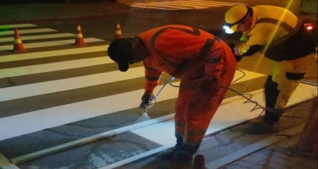 Вночі без заторів: на головних дорогах Запоріжжя наносять свіжу розмітку