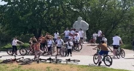 Вишиванковий флешмоб: патріотичний велозабіг влаштували на запорізькій Хортиці