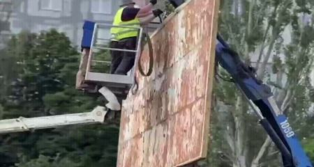 Становили небезпеку: на "Космосі" в Запоріжжі прибрали аварійні щити