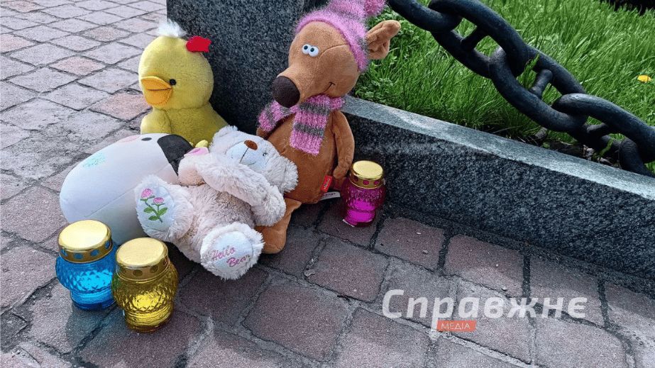 Цветы, игрушки, лампадки: в Запорожье почтили память жертв ракетного удара по Кривому Рогу