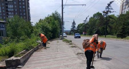 Після дощів у Запоріжжі комунальники вручну очищають дороги &ndash; кадри